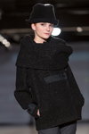 Pokaz Natālija Jansone — Riga Fashion Week AW14/15 (ubrania i obraz: kapelusz czarny)