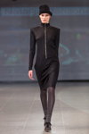 Modenschau von Natālija Jansone — Riga Fashion Week AW14/15 (Looks: schwarzer Hut, schwarzes Kleid mit Reißverschluss, graue Strumpfhose)