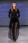 Показ NÓLÓ — Riga Fashion Week AW14/15 (наряды и образы: чёрное вечернее платье, чёрная муфта, чёрные кроссовки)