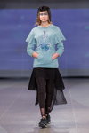 Pokaz NÓLÓ — Riga Fashion Week AW14/15 (ubrania i obraz: pulower błękitny, spódnica czarna)