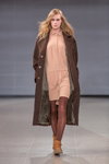 Показ One Wolf — Riga Fashion Week AW14/15 (наряды и образы: коричневые колготки, коричневое пальто)