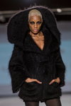 Показ Paola Balzano — Riga Fashion Week AW14/15 (наряды и образы: чёрное пальто с капюшоном)