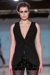 Pokaz Paola Balzano — Riga Fashion Week AW14/15 (ubrania i obraz: kamizelka czarna, szorty czarne, rajstopy czarne)