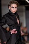 Desfile de Paola Balzano — Riga Fashion Week AW14/15 (looks: traje de pantalón negro)