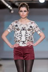 Pokaz Paola Balzano — Riga Fashion Week AW14/15 (ubrania i obraz: top z nadrukiem biały, szorty bordowe, rajstopy czarne)