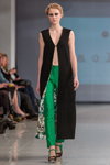 Desfile de Paola Balzano — Riga Fashion Week AW14/15 (looks: chaleco negro, pantalón verde)