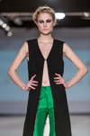 Modenschau von Paola Balzano — Riga Fashion Week AW14/15 (Looks: schwarze Weste, grüne Hose)