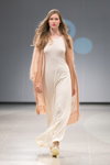 Pokaz Paviljons — Riga Fashion Week AW14/15 (ubrania i obraz: sukienka biała, kardigan cielisty)