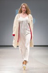 Modenschau von Paviljons — Riga Fashion Week AW14/15 (Looks: weißes Abendkleid, hautfarbene Socken, weißer Mantel)