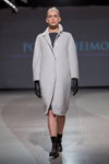 Pokaz Pohjanheimo — Riga Fashion Week AW14/15 (ubrania i obraz: palto białe, skarpetki czarne, skórzane rękawiczki czarne)