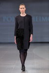 Modenschau von Pohjanheimo — Riga Fashion Week AW14/15 (Looks: schwarzer Mantel, schwarze Strumpfhose)