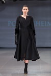 Desfile de Pohjanheimo — Riga Fashion Week AW14/15 (looks: abrigo negro, calcetines negros, zapatos de tacón negros)