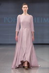Modenschau von Pohjanheimo — Riga Fashion Week AW14/15 (Looks: rosanes Kleid)