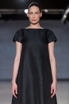 Modenschau von Pohjanheimo — Riga Fashion Week AW14/15 (Looks: schwarzes Kleid)