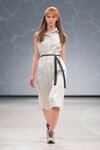 Pokaz QooQoo — Riga Fashion Week AW14/15 (ubrania i obraz: sukienka biała, pasek czarny)