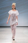 Pokaz QooQoo — Riga Fashion Week AW14/15 (ubrania i obraz: top z nadrukiem biały, dzianinowa czapka szara)