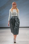 Modenschau von QooQoo — Riga Fashion Week AW14/15 (Looks: grauer Pullover mit Slogan, grauer Rock)