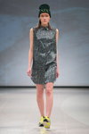 Modenschau von QooQoo — Riga Fashion Week AW14/15 (Looks: graues Hemdblusenkleid, aquamarine Strickmütze)