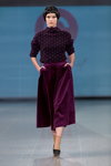 Показ Red Salt — Riga Fashion Week AW14/15 (наряди й образи: пурпурна спідниця міді, тілесні шкарпетки, чорні туфлі)