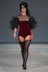 Pokaz Amoralle — Riga Fashion Week SS15 (ubrania i obraz: , pończochy nylonowe czarne, półbuty czarne)
