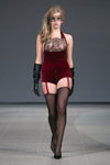 Pokaz Amoralle — Riga Fashion Week SS15 (ubrania i obraz: rękawiczki czarne przejrzyste, półbuty czarne, pończochy nylonowe czarne)