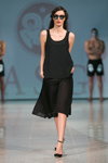 Desfile de ASG — Riga Fashion Week SS15 (looks: top negro, falda plisad negra)