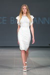 Desfile de Dace Bahmann / BeCarousell — Riga Fashion Week SS15 (looks: vestido blanco, sandalias de tacón blancas)