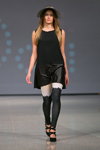 Pokaz Daili — Riga Fashion Week SS15 (ubrania i obraz: sukienka czarna, legginsy czarno-białe, półbuty czarne)