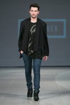 Показ Ilya Bulichev — Riga Fashion Week SS15 (наряди й образи: чорна футболка, сіні джинси)