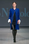Desfile de Ivo Nikkolo — Riga Fashion Week SS15 (looks: abrigo azul, leggings de piel negros, vestido negro corto)