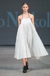 Показ Ivo Nikkolo — Riga Fashion Week SS15 (наряди й образи: біла сукня міді)