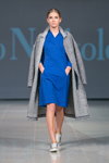 Desfile de Ivo Nikkolo — Riga Fashion Week SS15 (looks: vestido azul, abrigo gris)