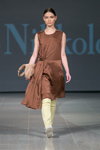 Desfile de Ivo Nikkolo — Riga Fashion Week SS15 (looks: vestido marrón, pantalón amarillo)