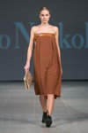 Desfile de Ivo Nikkolo — Riga Fashion Week SS15 (looks: vestido marrón)