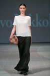 Desfile de Ivo Nikkolo — Riga Fashion Week SS15 (looks: top plisad blanco, maxi falda negra)