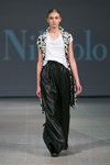 Desfile de Ivo Nikkolo — Riga Fashion Week SS15 (looks: top blanco, chaleco con flores de color blanco y negro, maxi falda negra)