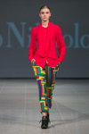 Показ Ivo Nikkolo — Riga Fashion Week SS15 (наряди й образи: червона блуза, різнокольорові брюки)