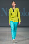 Desfile de Ivo Nikkolo — Riga Fashion Week SS15 (looks: blusa amarilla, pantalón turqués)