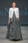 Desfile de Ivo Nikkolo — Riga Fashion Week SS15 (looks: vestido gris, americana blanca)