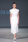 Modenschau von Keta Gutmane — Riga Fashion Week SS15 (Looks: weißes Midi Kleid, weiße Pumps)