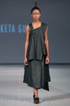Desfile de Keta Gutmane — Riga Fashion Week SS15 (looks: vestido negro, zapatos de tacón negros)