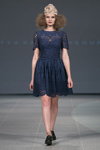 Modenschau von Katya Katya Shehurina — Riga Fashion Week SS15 (Looks: blaues Kleid mit Spitze, schwarze Pumps)