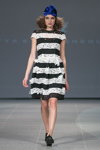 Modenschau von Katya Katya Shehurina — Riga Fashion Week SS15 (Looks: gestreiftes schwarz-weißes Kleid aus Guipure-Spitze)