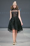 Modenschau von Katya Katya Shehurina — Riga Fashion Week SS15 (Looks: schwarzes Kleid mit Spitze)
