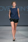 Modenschau von LOVERAIN by Nadia Kirpa — Riga Fashion Week SS15 (Looks: Zopf, blaues Top, schwarze Shorts)