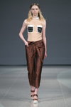 Показ Marco Grisolia — Riga Fashion Week SS15 (наряды и образы: полосатый карман, песочный топ, коричневые брюки)