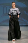 Desfile de NÓLÓ — Riga Fashion Week SS15 (looks: maxi falda negra, cinturón negro, camiseta de malla negra, camiseta gris estampada)