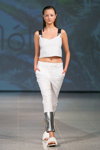 Pokaz NÓLÓ — Riga Fashion Week SS15 (ubrania i obraz: top biały, spodnie białe)