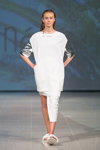 Modenschau von NÓLÓ — Riga Fashion Week SS15 (Looks: weißes Kleid)
