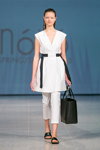 Показ NÓLÓ — Riga Fashion Week SS15 (наряды и образы: белое платье, чёрный пояс, чёрная сумка, белые брюки)